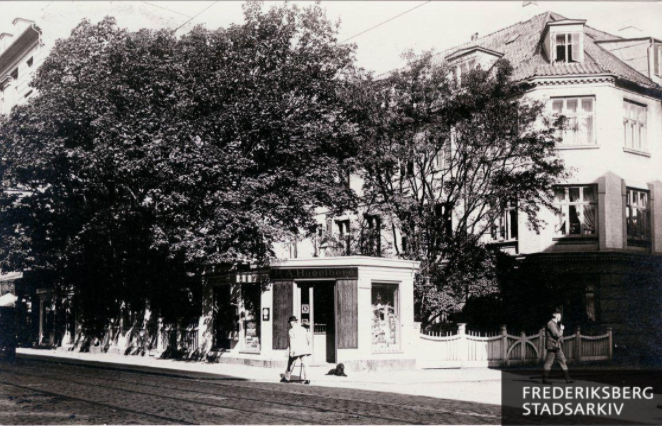 Den lille kioskbygning på hjørnet af Schønbergsgade blev nedrevet i 1936-37 i forbindelse med en udvidelse af gaden
